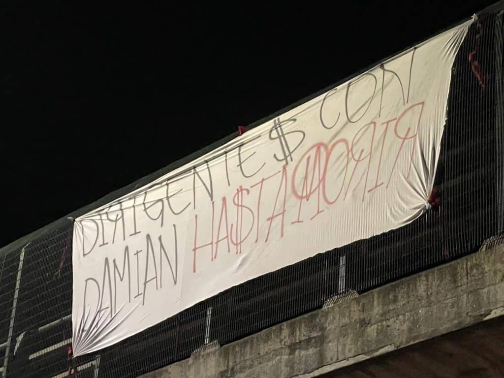 Hinchas instalan lienzos en apoyo a Damián Muñoz