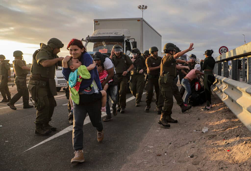 Más de 100 venezolanos salieron de Chile en avión de retorno