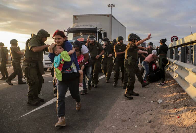 Más de 100 venezolanos salieron de Chile en avión de retorno
