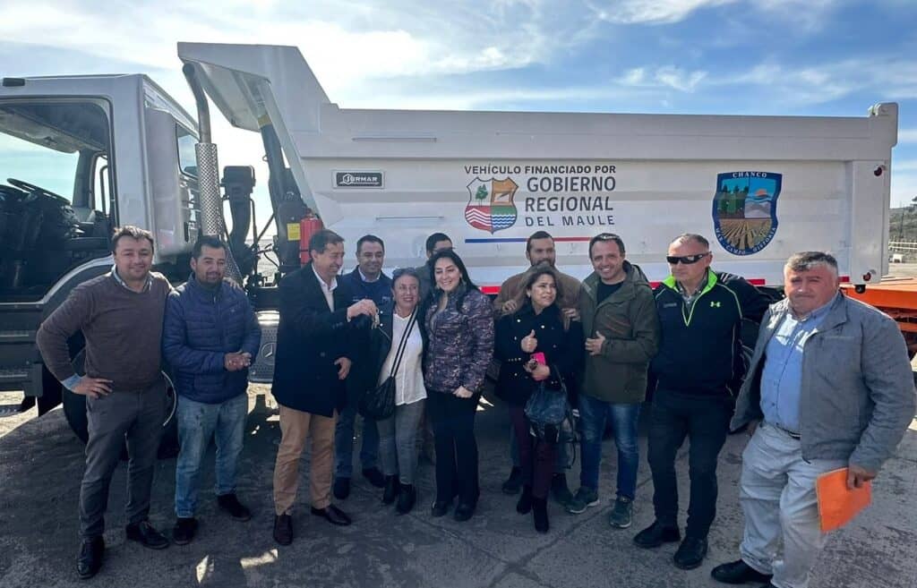 Gobierno Regional del Maule entregó tractor y camión tolva para Chanco