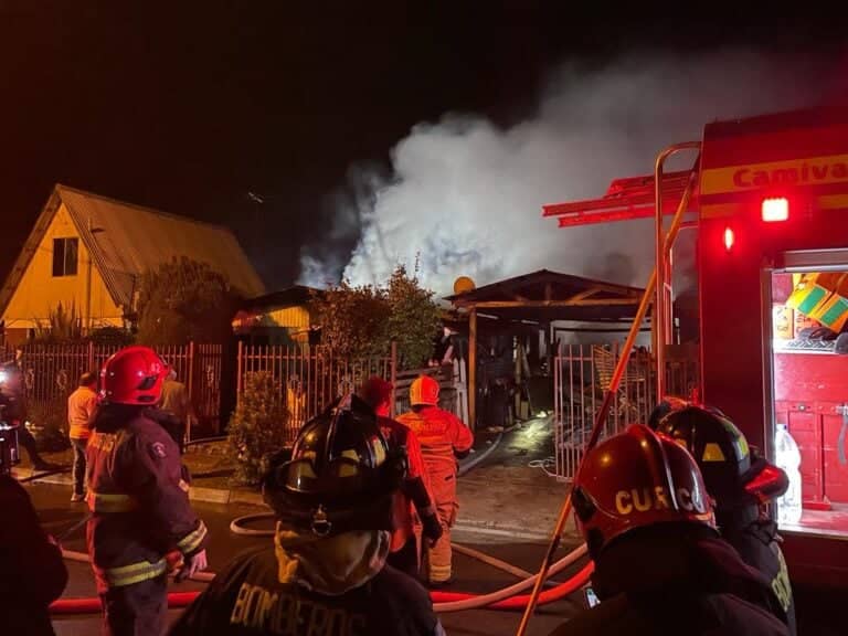 Incendio afectó dos viviendas en Villa Santa Filomena de Curicó
