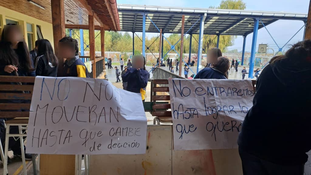 Apoderados de Escuela El Plumero de Rauco se manifestaron en apoyo a director
