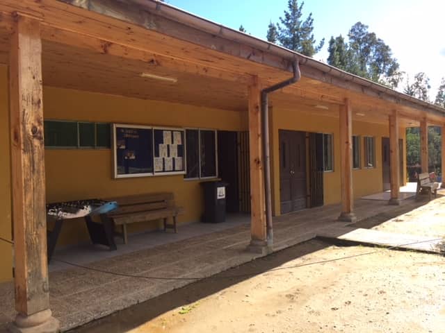 Apoderados de colegio rural de Hualañé exigen patio techado y locomoción para alumnos
