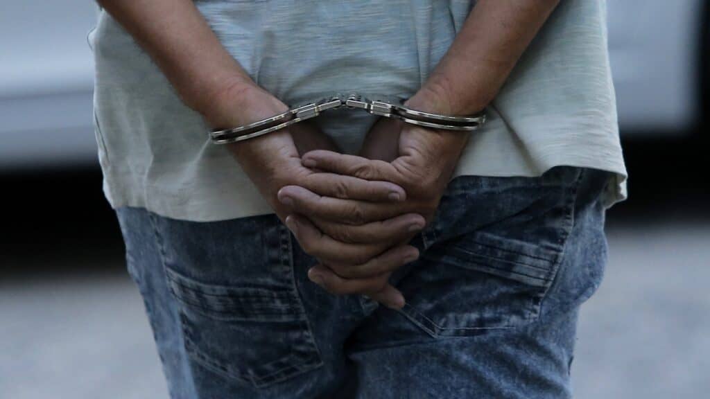 Hombre roció con parafina a su pareja para quemarla viva en plena vía pública en Curicó