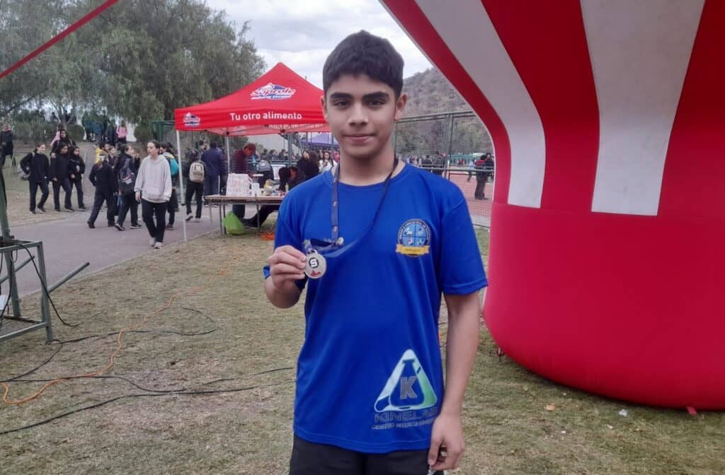 Alumno de Hualañé es vicecampeón escolar de atletismo escolar en Vitacura
