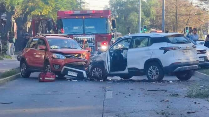 Cinco lesionados deja grave accidente frente al estadio de Curicó