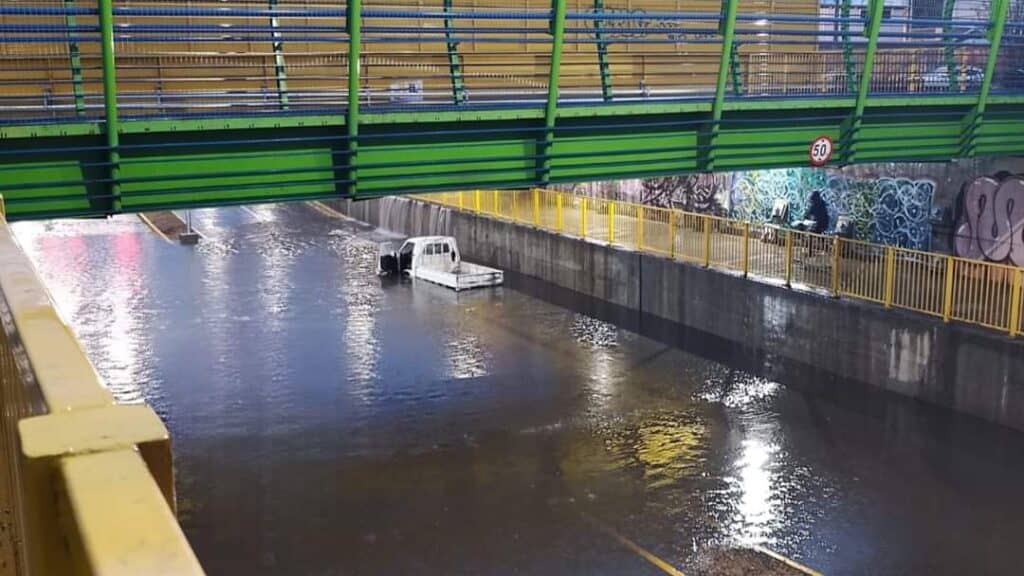 Nuevosur niega responsabilidad en inundación de paso bajo nivel de Freire en Curicó