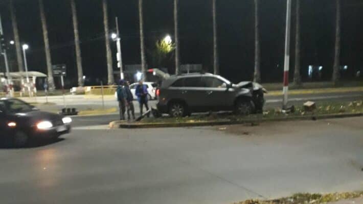 Conductor ebrio destruyó semáforo frente al Estadio La Granja