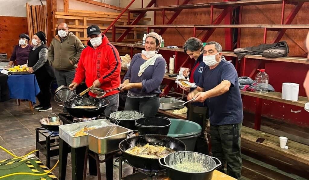 Pescadores artesanales de Duao entregan 2 mil 500 almuerzos diarios a damnificados de Licantén y Curepto