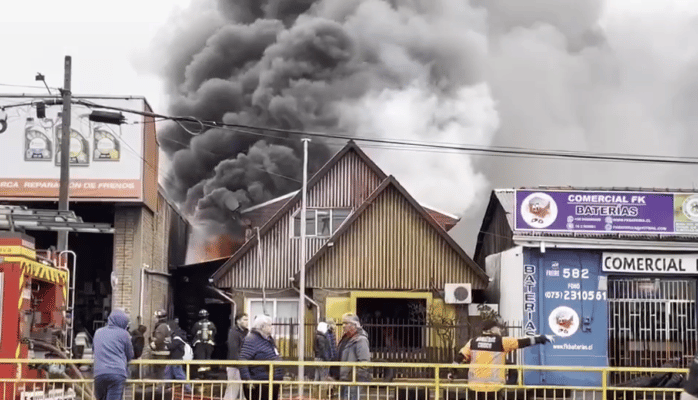 Incendio en Curicó afectó cuatro inmuebles y dejó seis personas damnificadas
