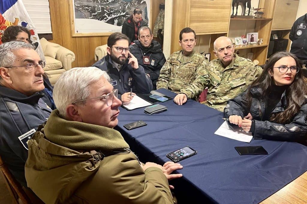 Presidente Boric suspende gira por la Antártida y vuelve a Santiago "para monitorear en terreno la emergencia"