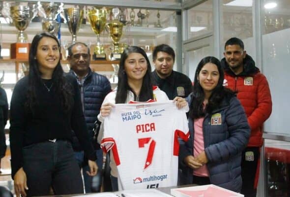 Vanessa Riquelme es la primera jugadora contratada profesionalmente en Curicó Unido