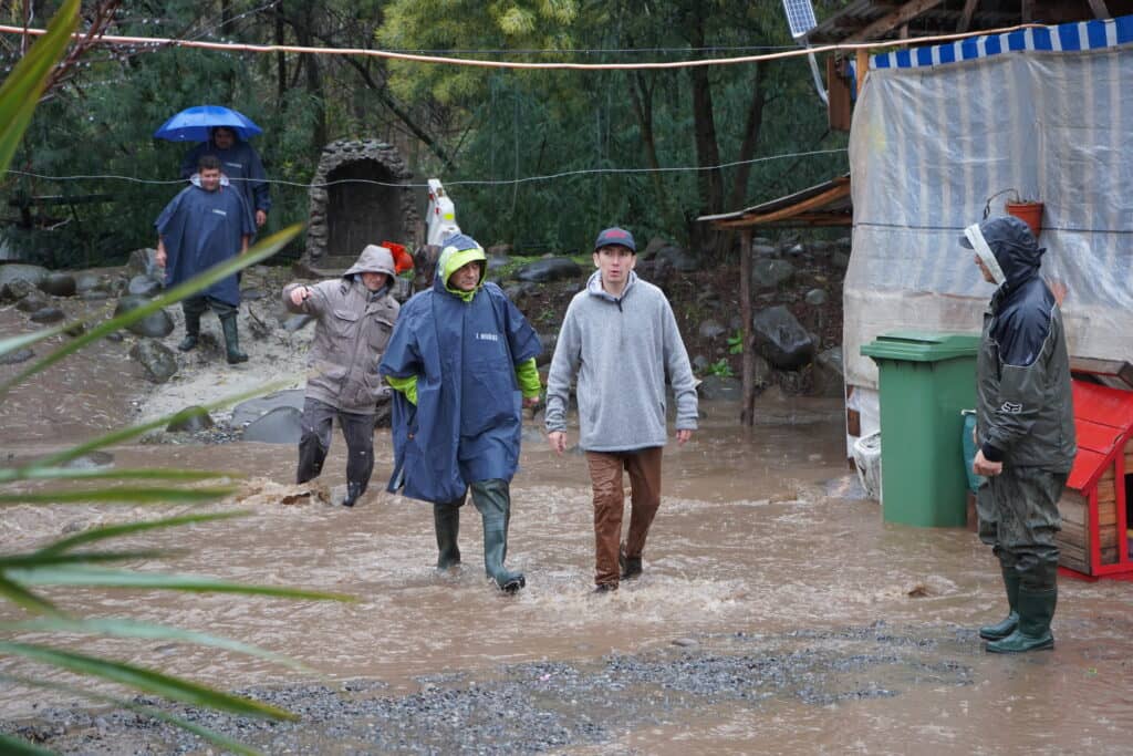 Equipos de Emergencia de Curicó evacuaron a familias en Potrero Grande