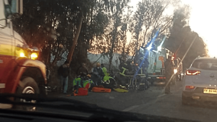 Dos motociclistas se encuentran en estado crítico tras colisionar con camioneta en ruta de Comalle