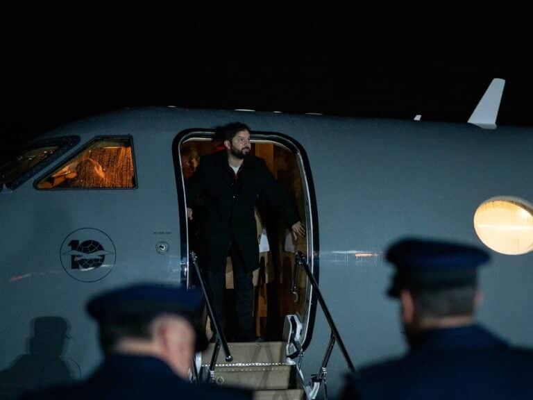 Lluvia de críticas contra Presidente Boric por viaje a la Antártica en medio de emergencia y crisis política