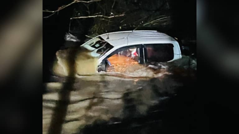 Camioneta con dos ocupantes es arrastrada por crecida de estero en Potrero Grande