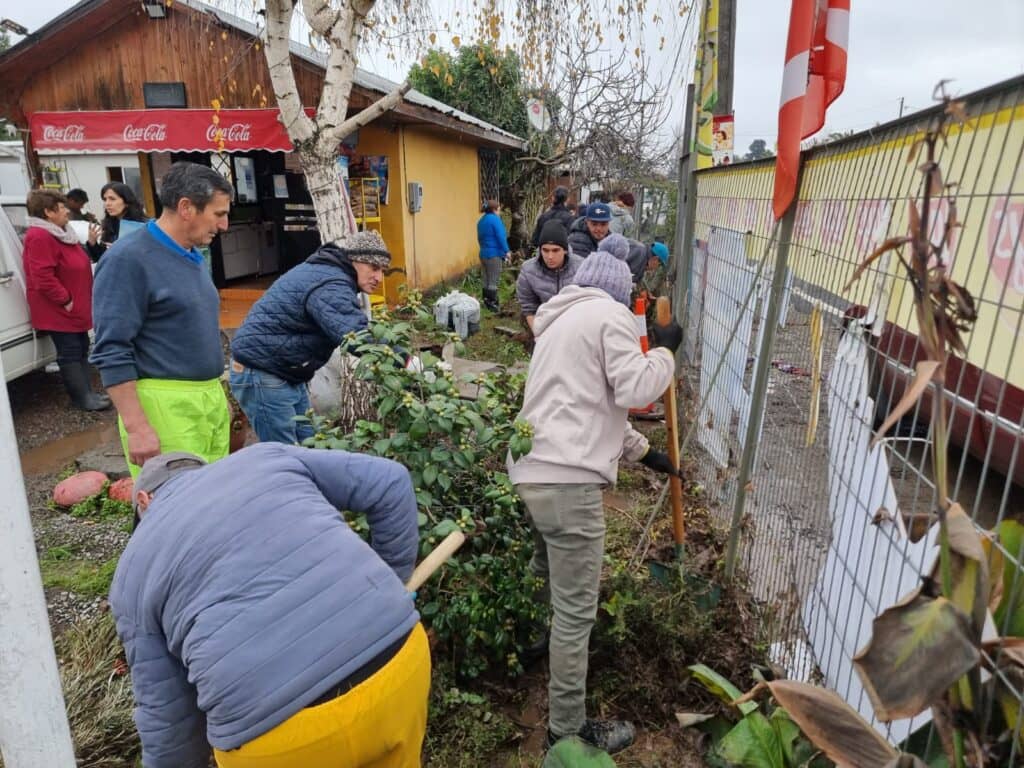 Municipio de Curicó realiza catastro de daños a familias y remueve barro en viviendas de Tutuquén