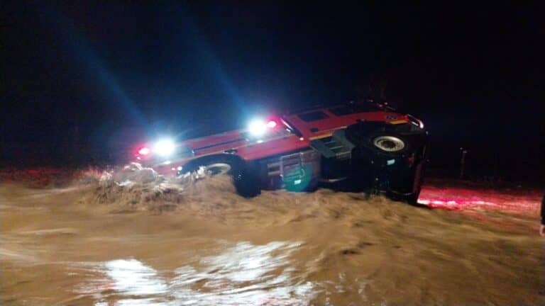 Carro bomba es arrastrado por desborde de río Cachapoal en O'Higgins