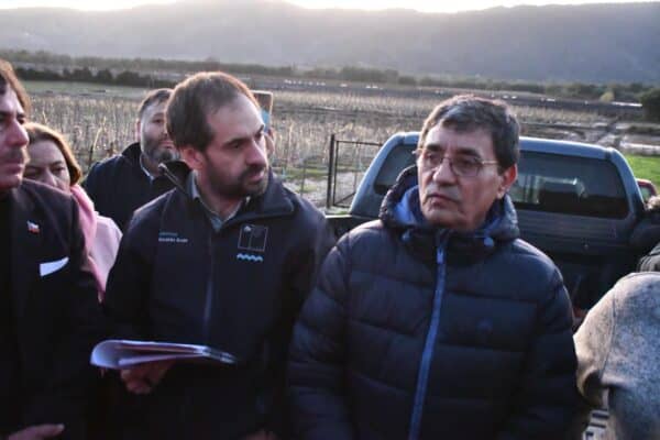 Ministro de Economía se reunió con agricultores de Villa Prat para evaluar daños por inundación