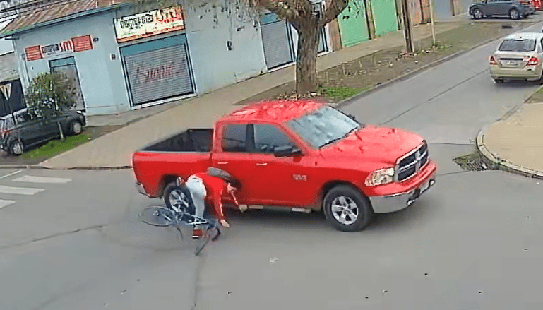Ciclista resultó herido tras colisionar con camioneta en Sargento Aldea con Peña