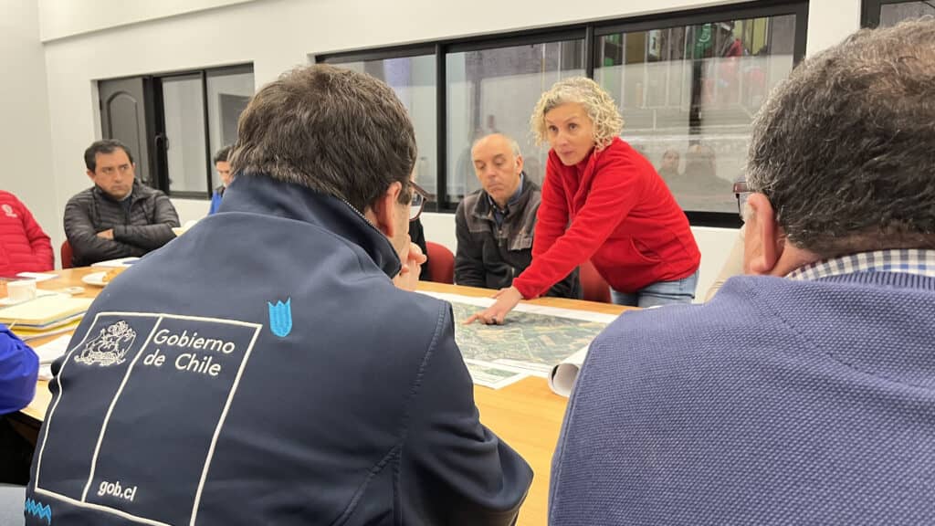 Alcaldesa de Molina solicita ayuda para agricultores afectados por inundación y acusa ineficiencia de Vialidad