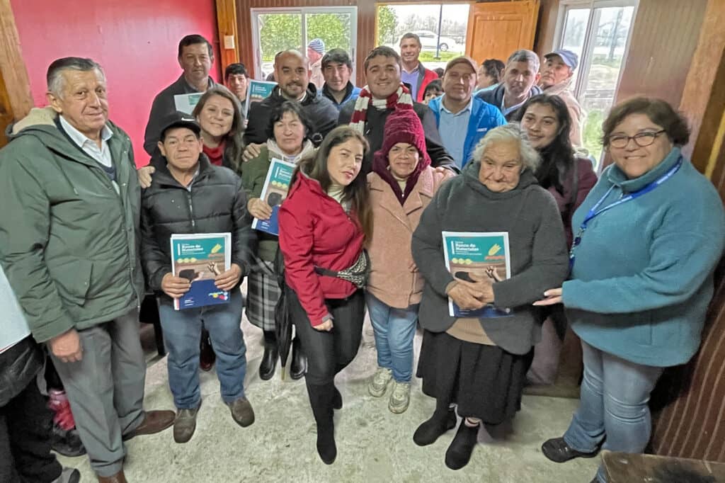 Familias de Majadilla recibieron tarjetas del Minvu para reparar casas dañadas por inundación