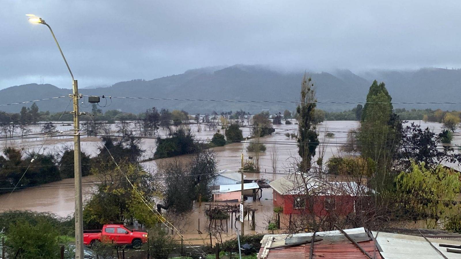 Diputados UDI piden al Gobierno aumentar bono de enseres para familias más damnificadas por inundaciones