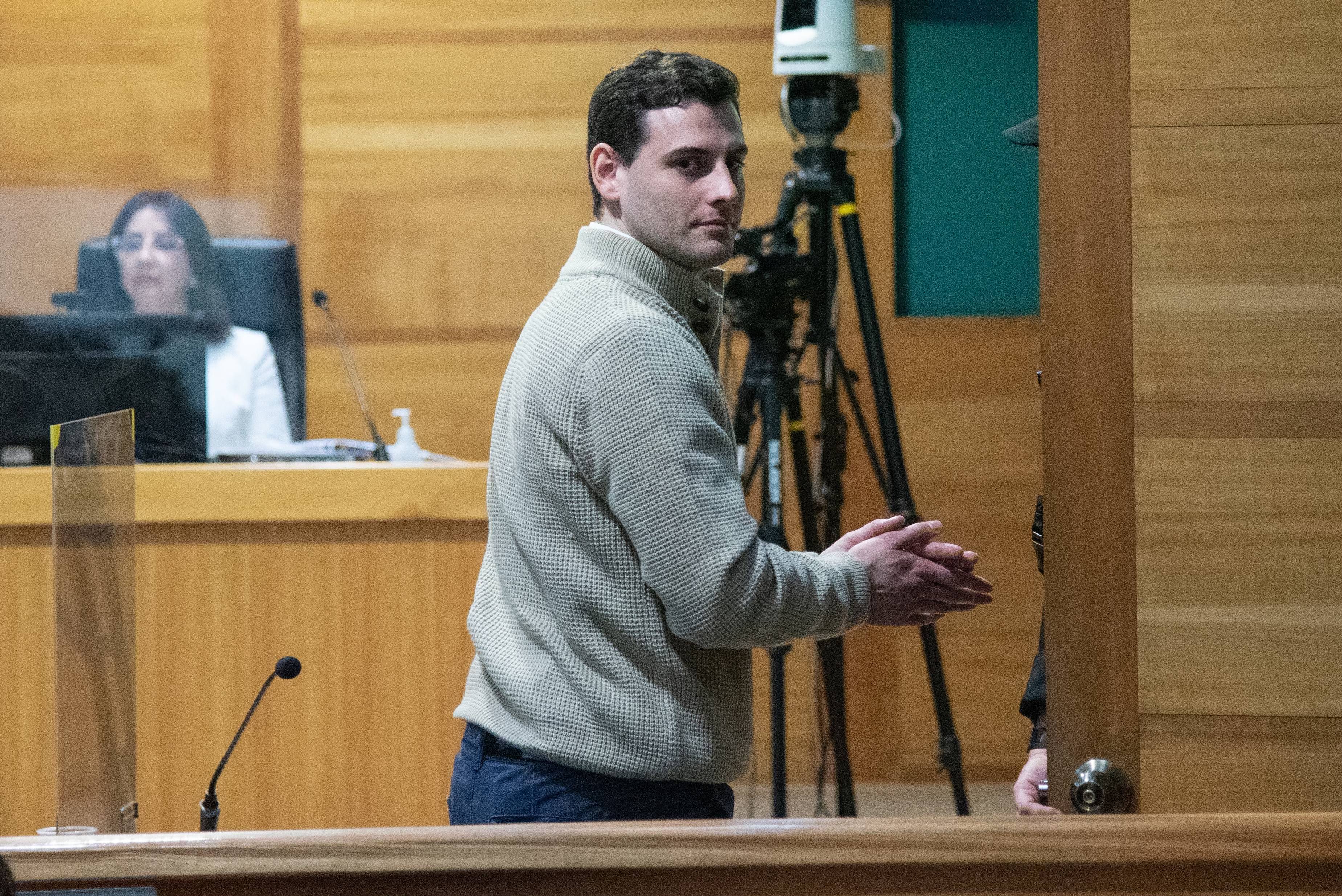 Martín Pradenas es condenado a 17 años de cárcel por violaciones y abusos sexuales