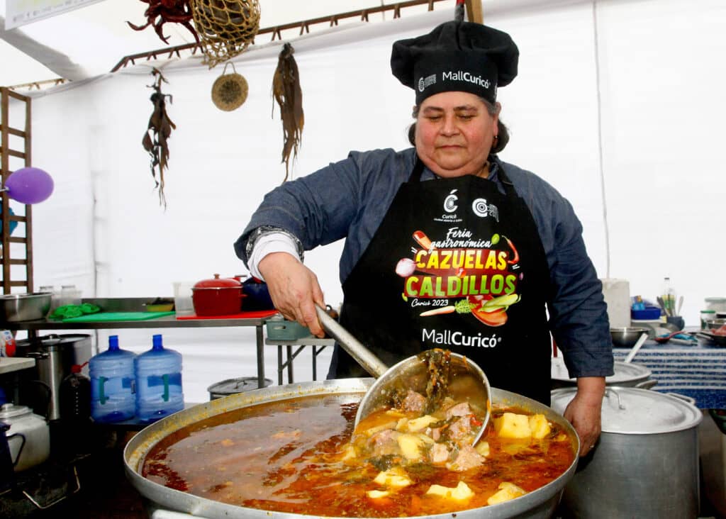 Cocinera Mirta Salazar ganó premio al Mejor Caldo en Feria de Cazuelas y Caldillos de Curicó