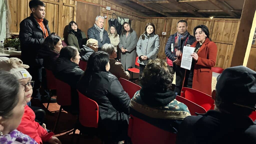 Gobernadora del Maule entregó resoluciones para construir sede social y cierre perimetral en cancha de Río Claro