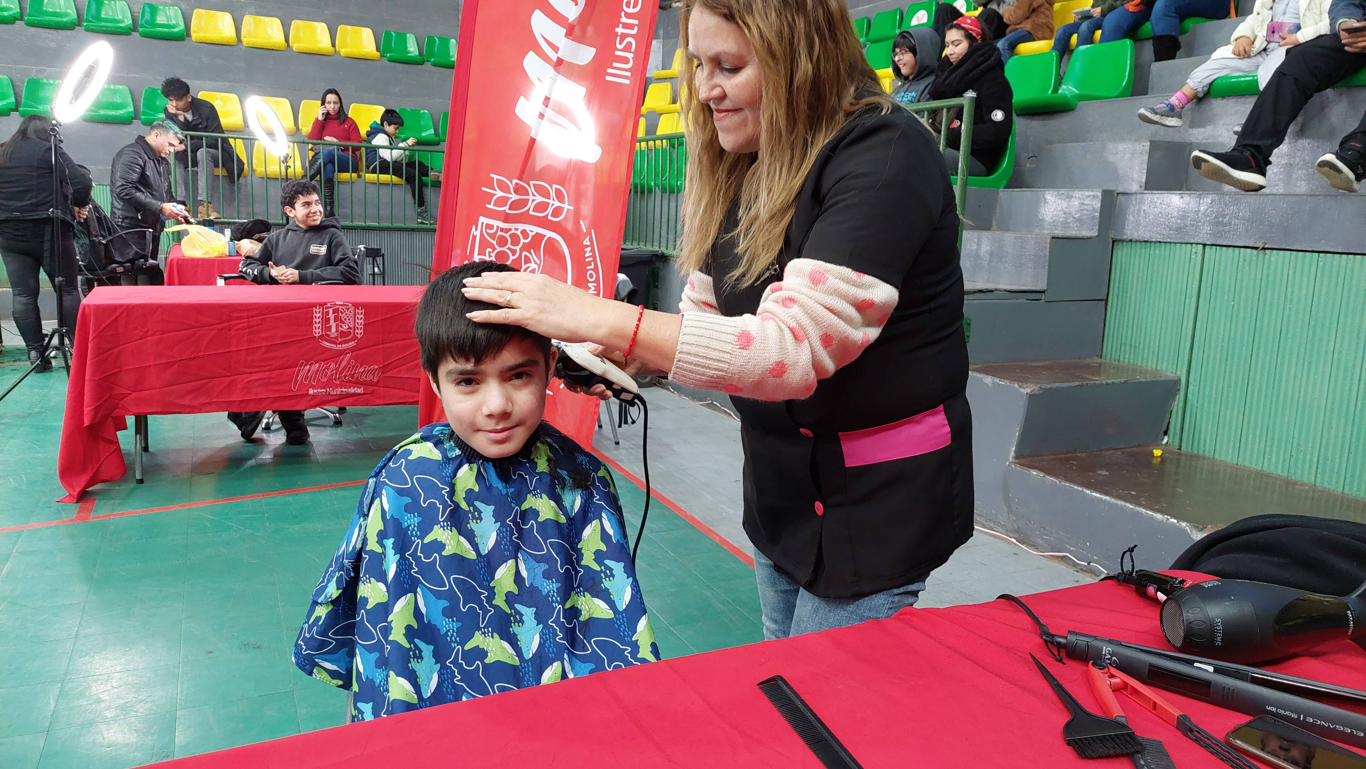 Más de 120 escolares recibieron cortes de pelo gratuito en Molina
