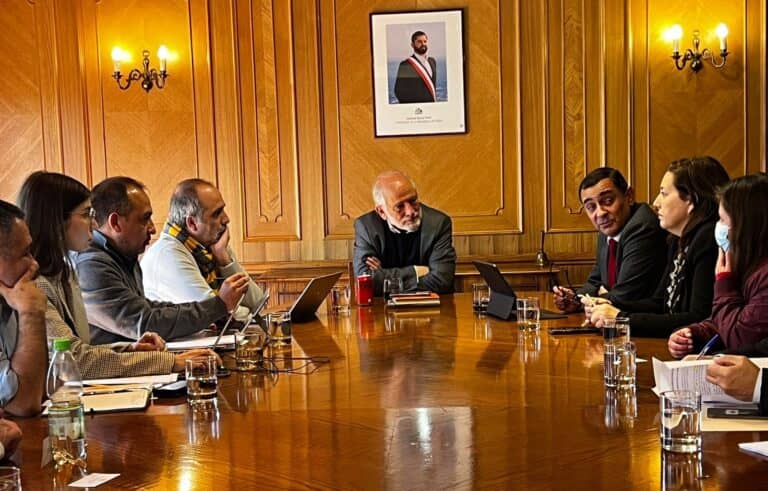 Ministro de Vivienda compromete gestiones para que grupos habitacionales de Curicó obtengan la casa propia
