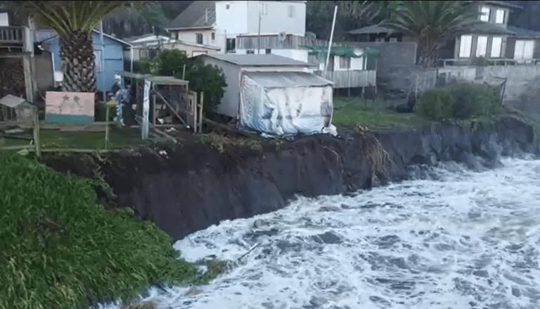 Vivienda de pescadores está peligro de ser arrastrada por el mar cerca de Iloca