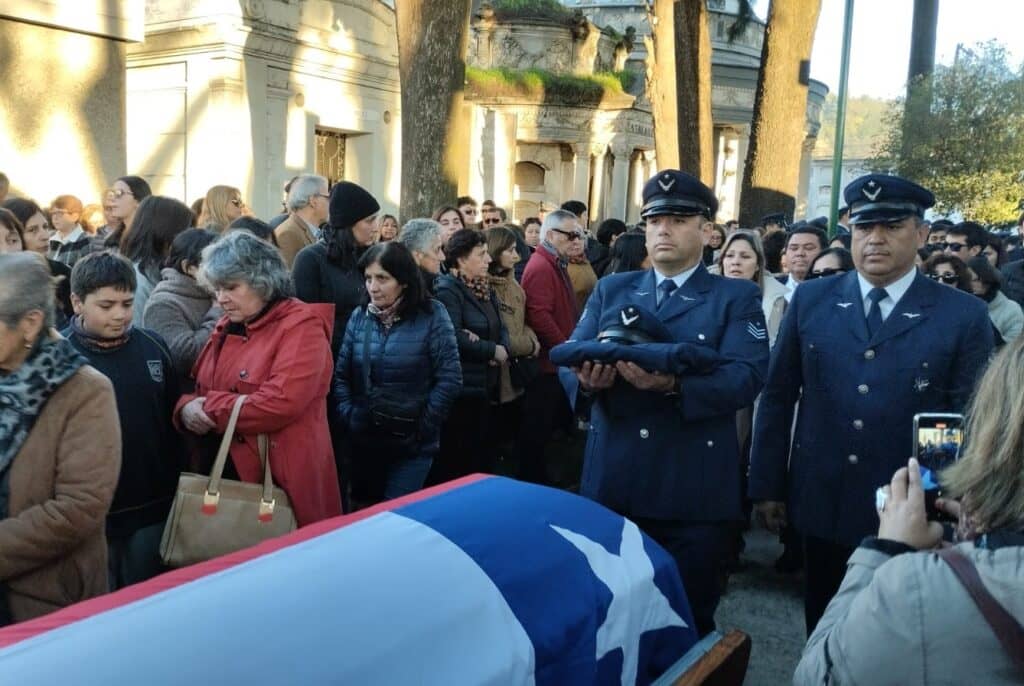 Masiva concurrencia marca funeral en Curicó de cabo primero de la FACh fallecido en accidente