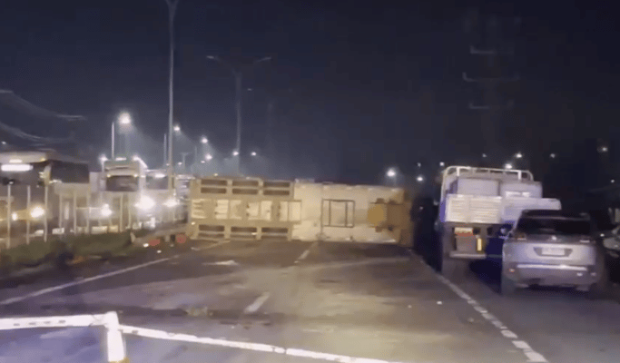 Camión cargado de gas provoca grave accidente en Curicó