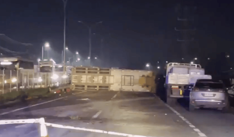 Camión cargado de gas provoca grave accidente en Curicó