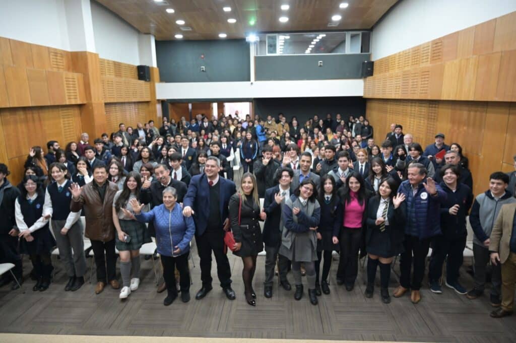 Grupo de 52 estudiantes del Maule viajarán a Canadá para mejorar su idioma inglés