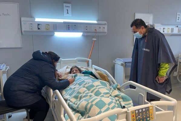 Ejército y Carabineros colaboran en evacuación de residentes de Fundación Las Rosas en Los Niches