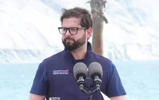 Presidente Boric increpa a pescador que irrumpió durante promulgación del Royalty Minero