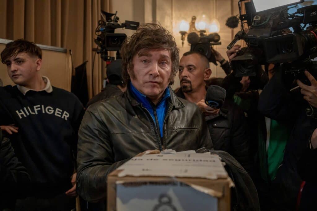 Javier Milei lidera en las primarias en Argentina