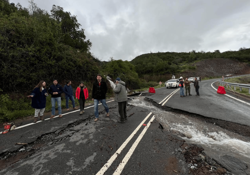 Alcalde de Romeral coordina acciones con Bomberos y Carabineros para ayudar a afectados por temporal