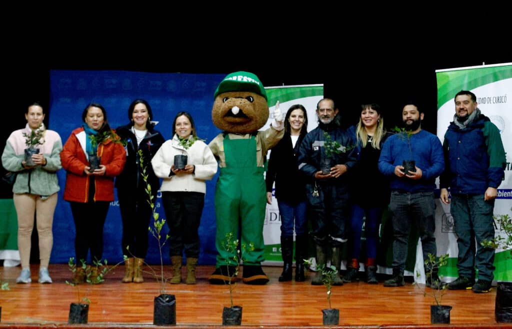 CONAF entrega más de 900 árboles nativos en Curicó
