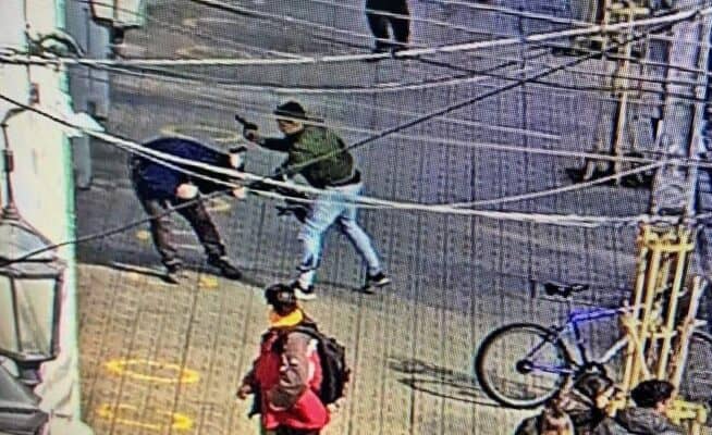 Delincuentes asaltan a cliente en las puertas del Banco Santander de Curicó