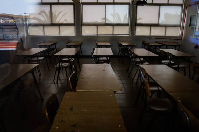 Estos son los colegios y escuelas que suspenderán las clases por el sistema frontal