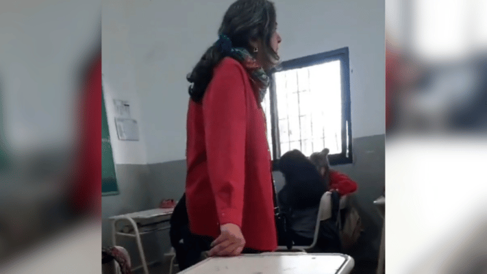Profesora trató de "pelotudos" a sus alumnos por votar a Milei en Argentina