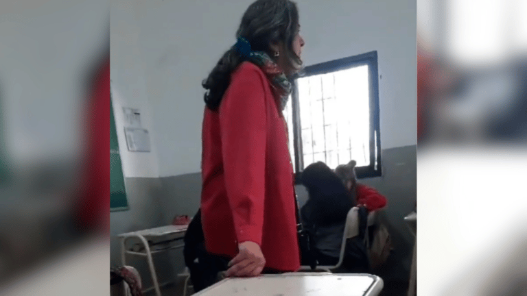 Profesora trató de "pelotudos" a sus alumnos por votar a Milei en Argentina