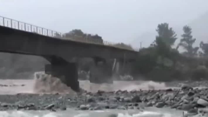Puente en San Clemente corre riesgo de derrumbe tras aumento del flujo del río Maule