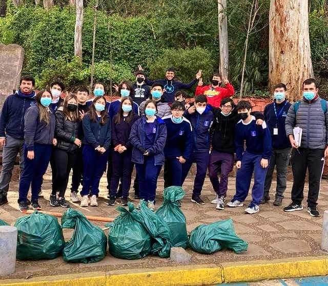 Alumnos del Liceo Politécnico Curicó realizaron limpieza en el Parque Cerro Carlos Condell