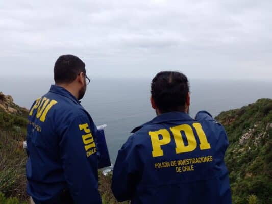 Encuentran cadáver envuelto con una frazada en un acantilado de Valparaíso