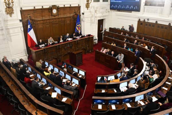 Un 64% cree que el país necesita una nueva Constitución, pero un 59% votaría en contra en el Plebiscito según encuesta
